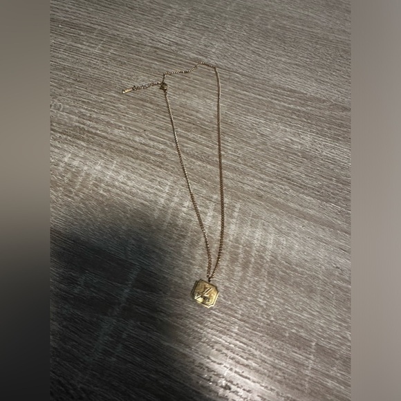 ✨DELICATE AUTHENTIC LV TINY PENDENT ON GOLD-TONE LOBSTER CLASP ADJUSTABLE CHAIN✨ - Picture 8 of 9